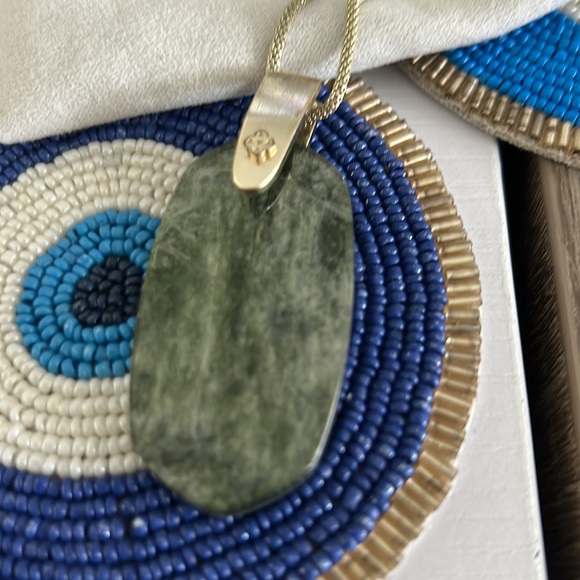 Beautiful green Kendra Scott long necklace - Picture 2 of 3